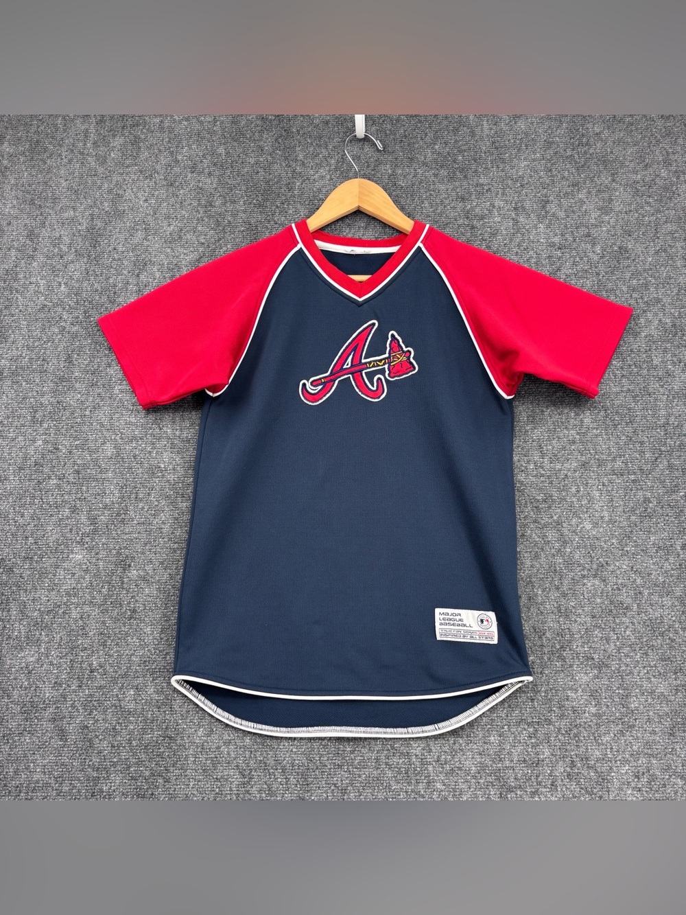 True Fan Series MLB Atlanta Braves V Neck Raglan Shirt Youth XL